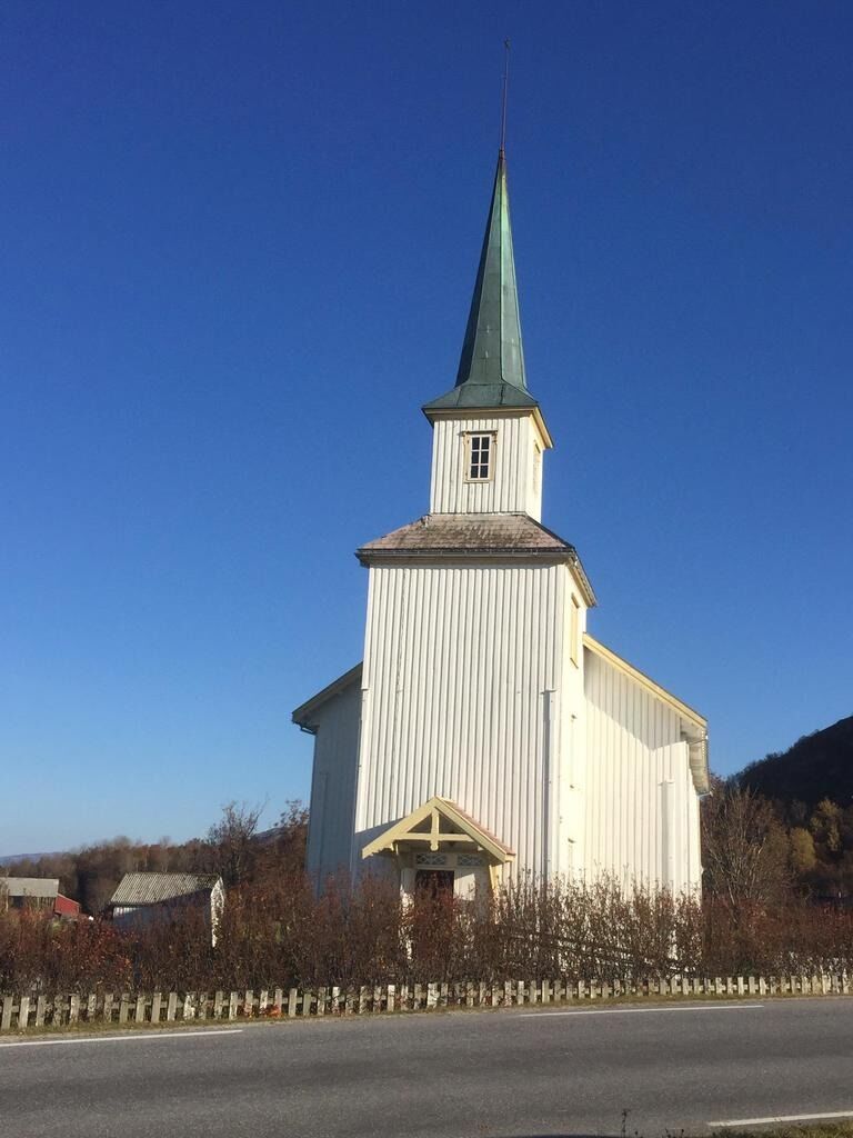 Solstad kirke på Holm ligger like ved Fv.17, og Holm ferjeleie.