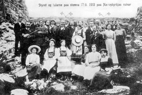 En staselig gruppe mennesker som deltok på Nærøystemne 17. august 1913. Det fant sted på Nærøya.
 Foto: Inngår i samling Kystmuseet i Nord-Trøndelag, Norveg.