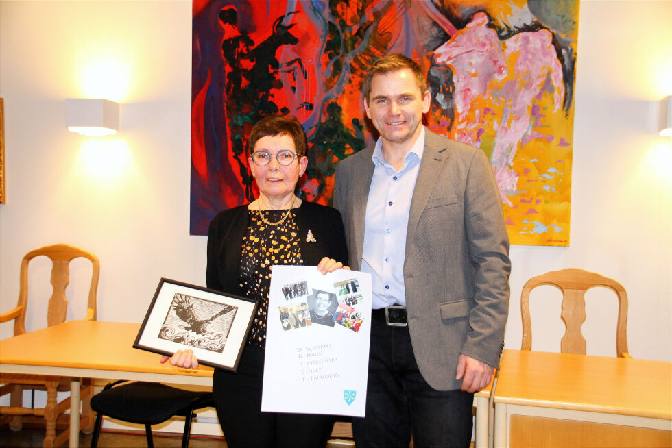 Britt Helstad fikk gaver og gode ord fra nylig påtroppet ordfører Frode Næsvold.
 Foto: Hild Dagslott