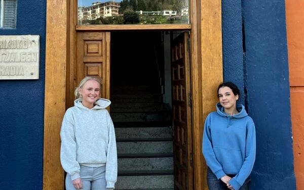 Minni (17) og Lisa (18) fikk en skolehverdag helt utenom det vanlige