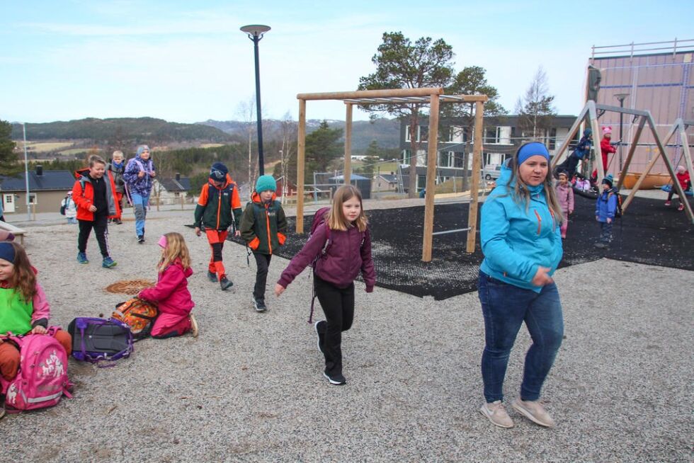 En av gruppene i tredje klasse på vei inn med lærer Magnhild Vardehaug i front.