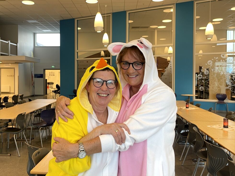 Påskekylling og påskehare – Liv Johanne og Anne Karin tok avskjeden med stil.
 Foto: Renate Rosenvinge
