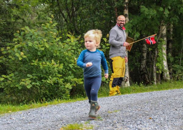 Lennart Tobias (2) kastet smokken og fullførte i fin stil