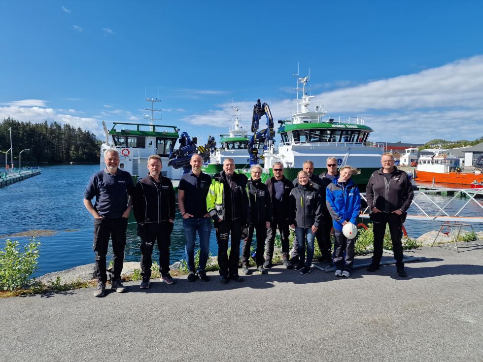 En trivelig gjeng på Moen Marin. Fra venstre: Geir Haugen, Petter Lilleeng, Torfinn Hansvik, Odd Arne Kongensøy, Laila Aune Hellesø, Vidar Williksen, Trude Vareide-Giskås, Tom Rune Pedersen, Tony Westvik, Pia Brun (elev ved YNVS, var på jobbskygging hos Moen Marin denne dagen) og Frode Nergård.
 Foto: Frank Jenssen.