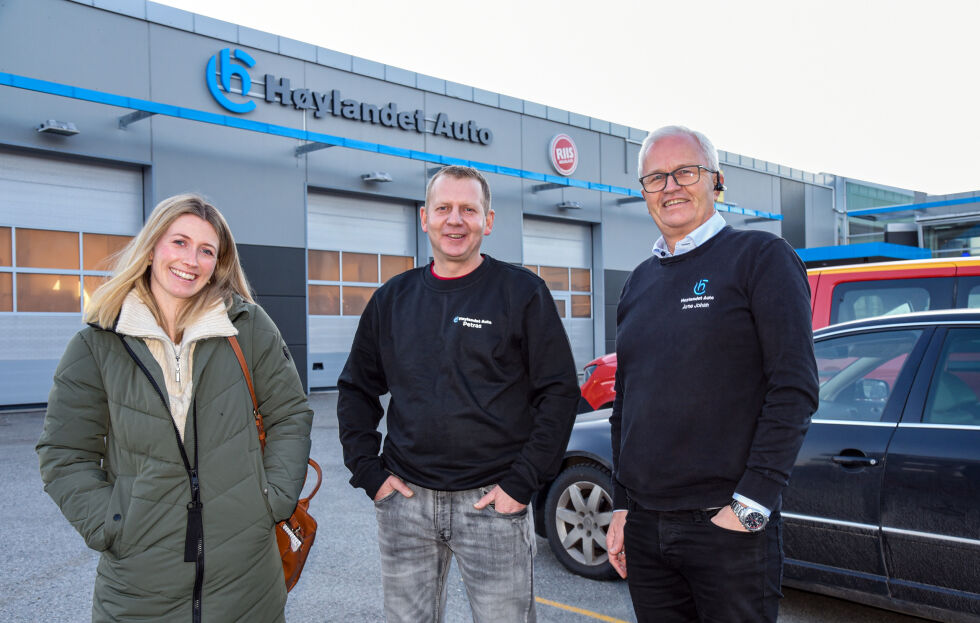 Hvordan Petras Sakavicius (i midten) kom seg ut i nytt arbeid igjen, er et godt eksempel på hvordan samarbeidet mellom en privat aktør og det offentlige virkemiddelapparatet evner å samarbeide. Her sammen med veileder Ida Nordahl i Ytre Namdal Vekst og daglig leder Arne Johan Sørvik ved Høylandet Auto i Rørvik.
 Foto: Tom Lysø