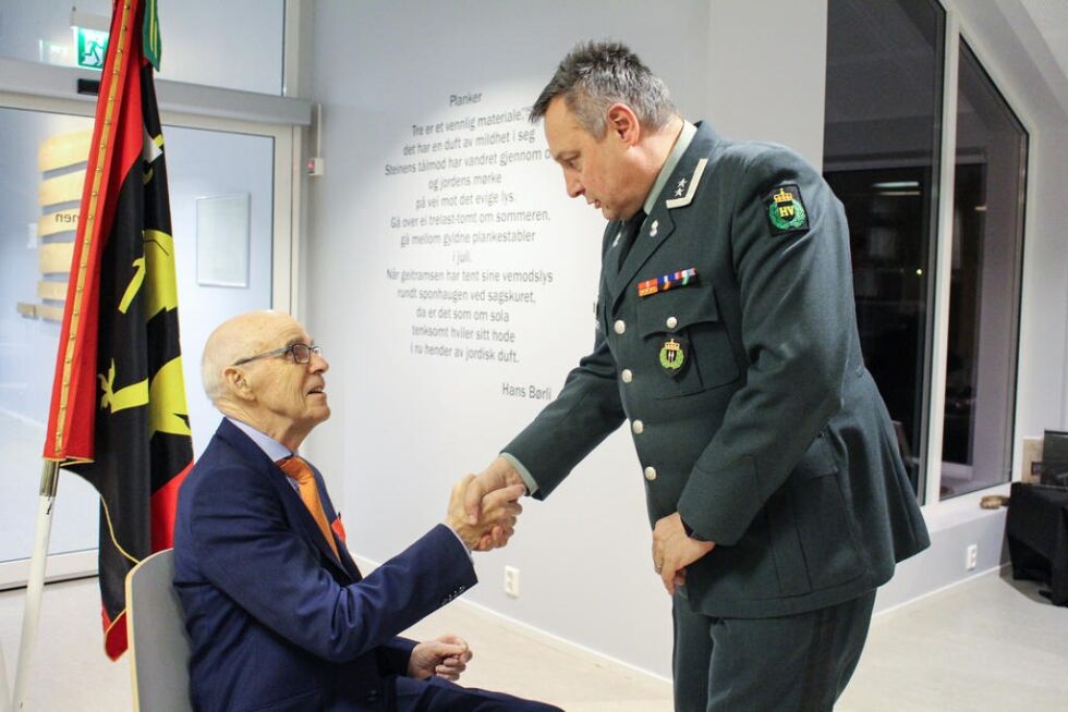 Soldat nr. 21599 Erling Brevik mottar sin heder fra Tysklandsbrigaden av oberstløytnant, og områdesjef for HV14, Bengt Henriksen.
 Arkivfoto