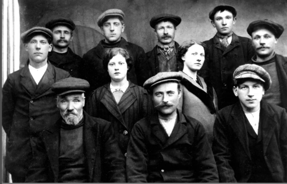 Bildet er tatt i Sør-Gjæslingan i 1914-1915, men hvem er denne ukjente forsamlingen?
 Foto: Kystmuseet i Nord-Trøndelag