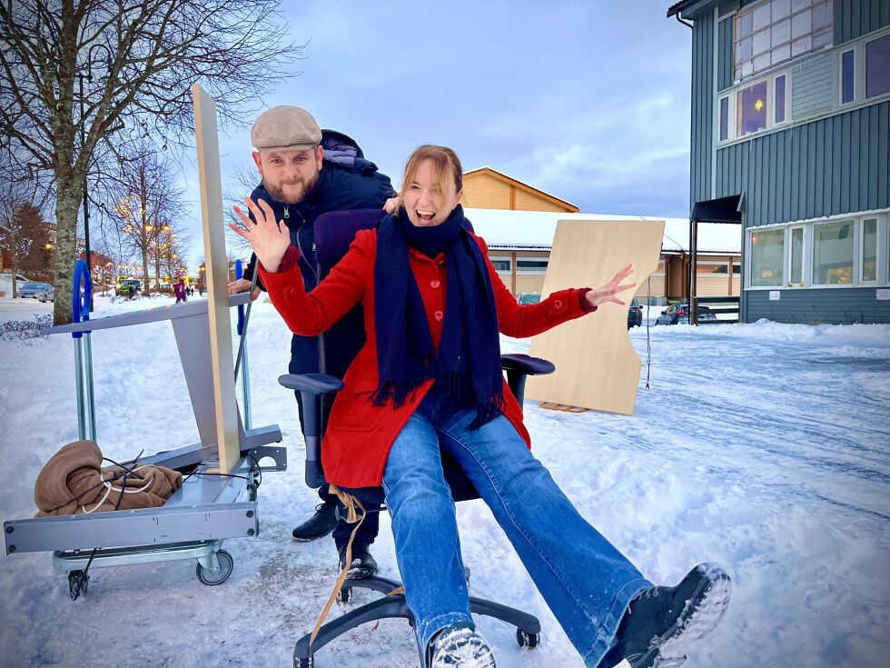 Også redaktør Lillian Lyngstad ble med på flyttelasset da markedskoordinator Fredrik Duna gjorde et ærlig dagsverk med flytting denne uka.
 Foto: Jon Audun Haukø