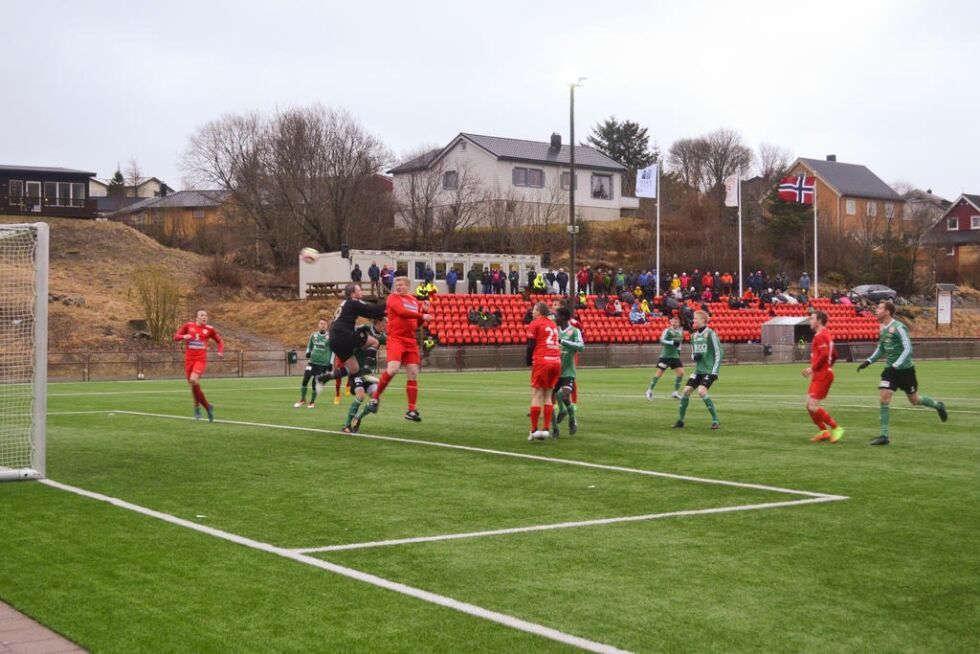 Torbjørn Bach holdt på å avgjøre kampen for Rørvik mot Sverresborg. Men denne avslutningen gikk like over mål.