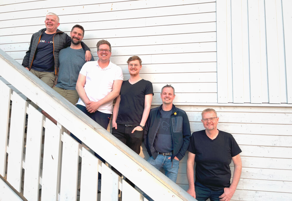 Fra venstre: Bjørn Tore Pettersen (trommer), Aleksander Arnø (gitar), Mikkel Gravseth (vokal), Stian Kojen (keyboard), Rune Olsen (leadgitar og lyd), og Frode Nergård (bass og vokal). Et band med over 100 år med samlet musikererfaring.
 Foto: Renate Rosenvinge