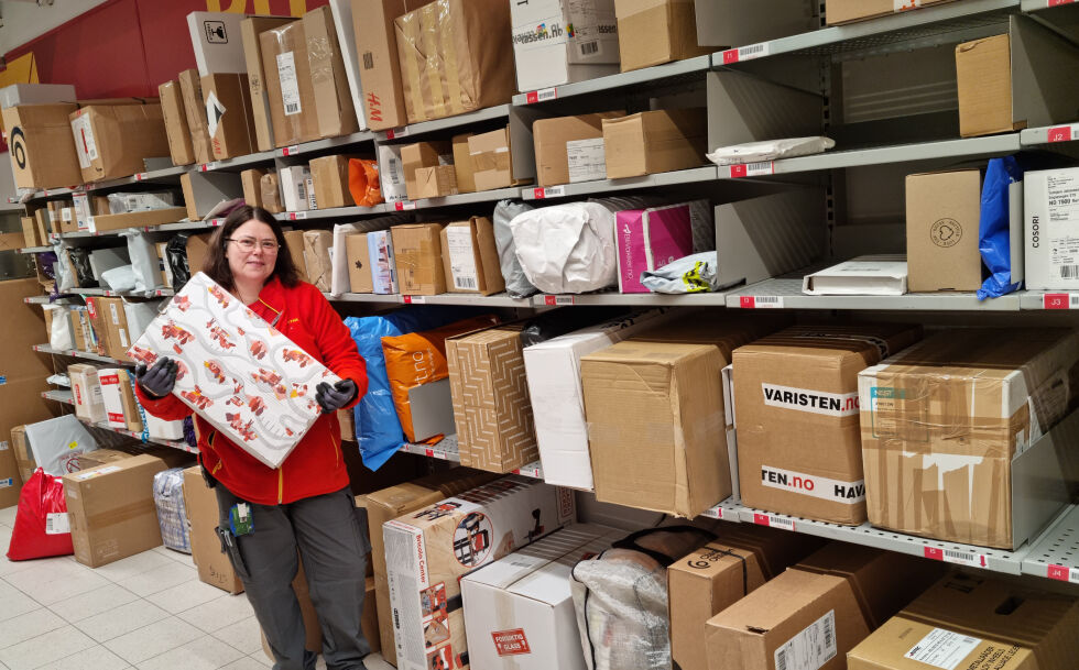 Liv Elin Øygard og Extra Rørvik håndterer store mengder pakker i tiden frem mot jul.
 Foto: Coop Midt-Norge