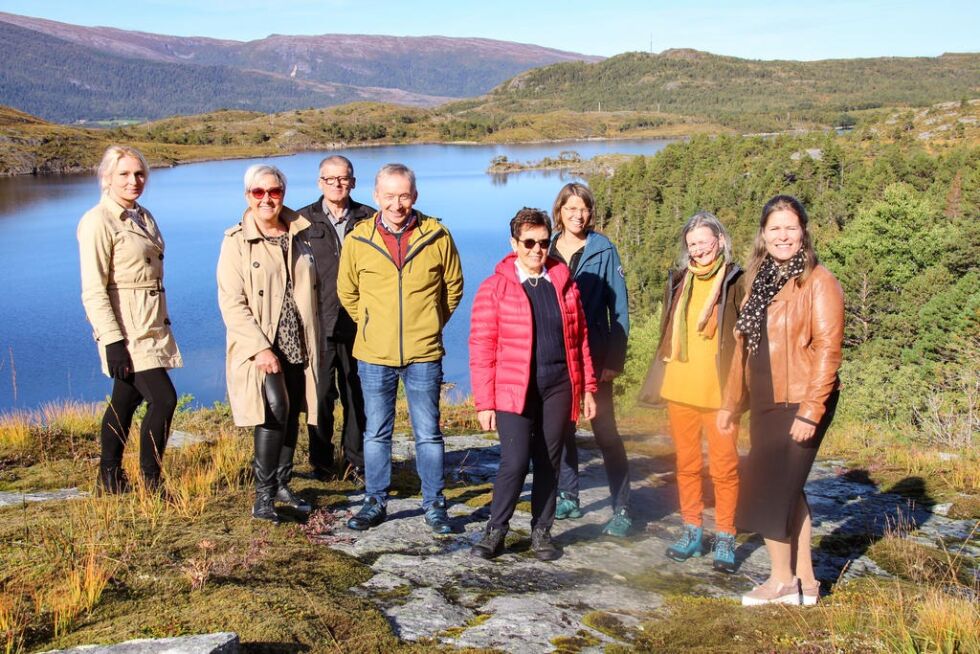 Faggruppeleder- ressursutvikling og forskning, Ann-Helen Haubakk, fylkesråd for kultur, klima og miljø, Kirsti Saxi, rådmann Knut Toresen, nærings- og miljøkonsulent Ole Ketil Haugvik, ordfører Britt Helstad, folkehelskoordinator Rønnaug Helstad, rådgiver plan, klima og naturressurser Lill-Anita Horn og fylkesråd for plan- og næring, Linda Helen Haukland hadde valgt en fin dag for befaring i Bindal.