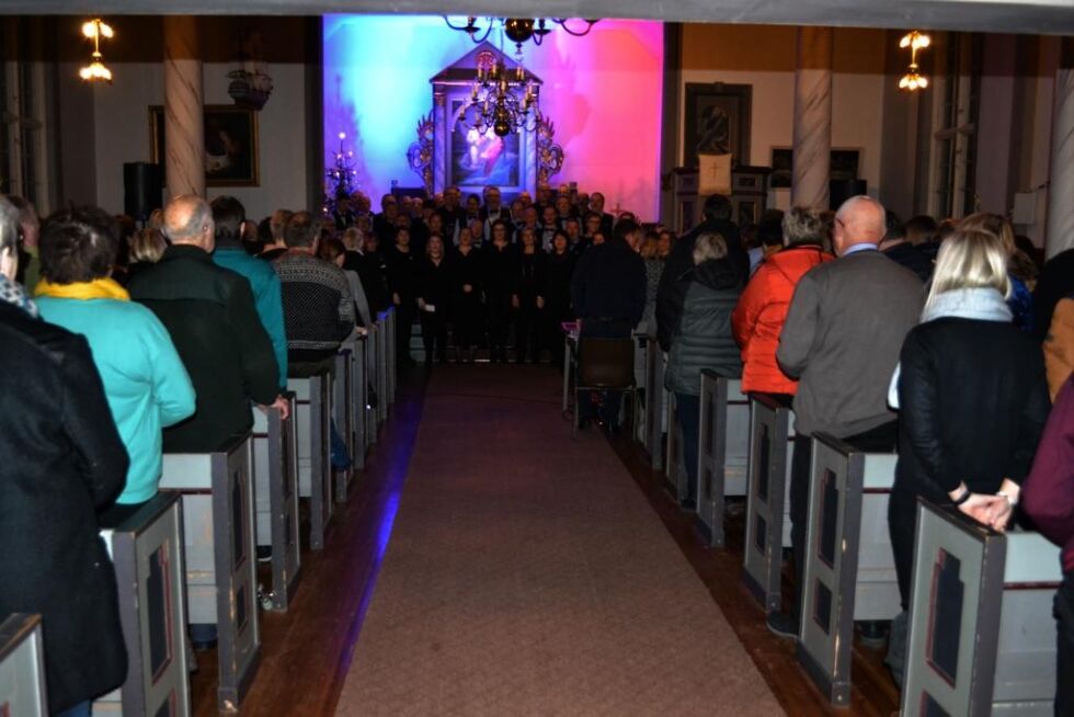 Kolvereid Kirke: Det ble mye lyd i kirken når flere kor og publikum sang sammen iløpet av søndagens konsert.