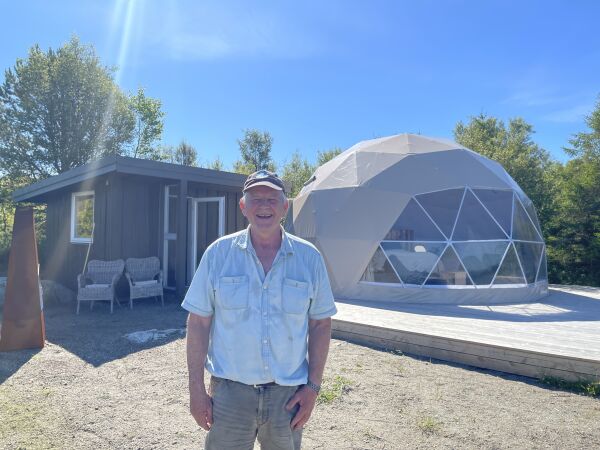 Far og sønn bygget distriktets første glampingkuppel