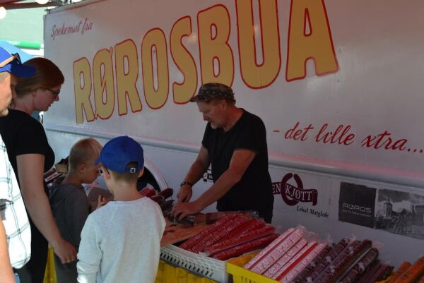 Rørvikdagan i gang med mye folk i gatene