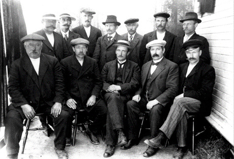 Disse flotte herrer var medlemmer av Vikna ligningsnemd i 1915. Vi har ikke navn på personene.
 Foto: J. A. Lind/Kystmuseet i Nord-Trøndelag Norveg.