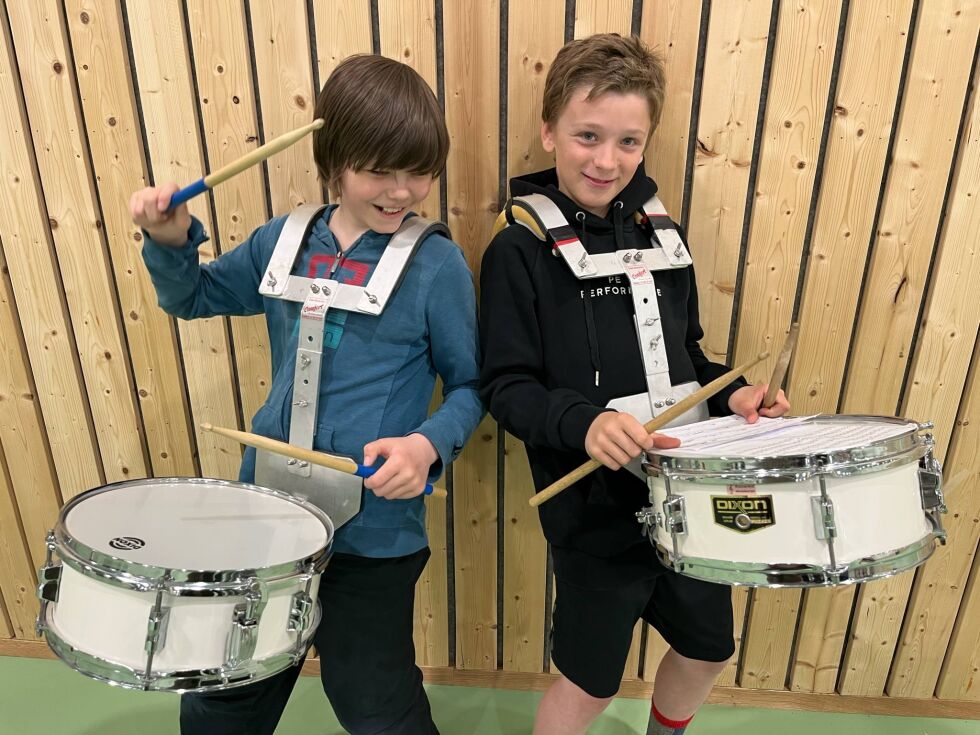 Anton Isaksen og Oskar Sverdrup har det gøy med å spille trommer sammen i skolekorpset.