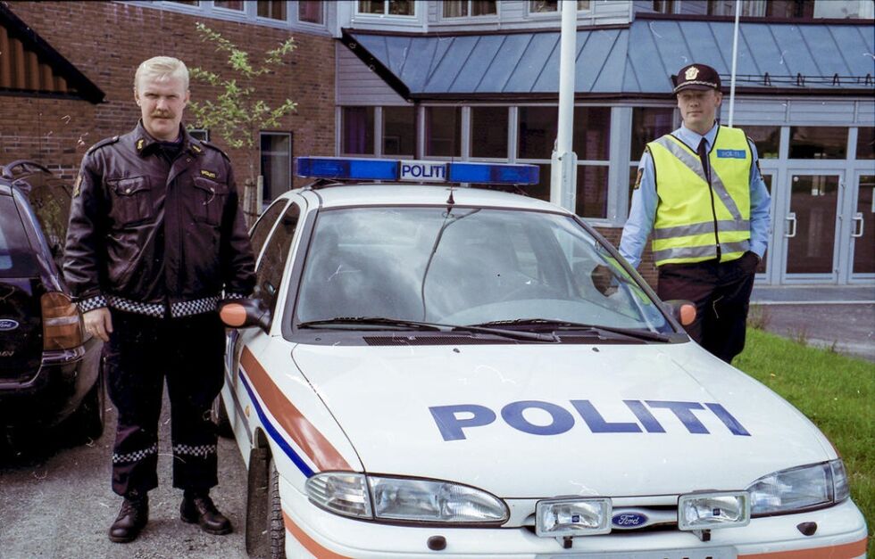 25 år i polititjeneste i Ytre Namdal har det blitt. Her er året 1996 hvor Rune Arstein (t.v.) og Stein Okstad skal ut på patrulje.