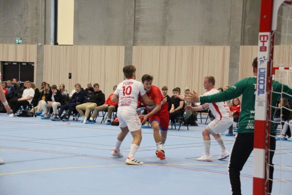 Håndballfest i splitter ny hall
