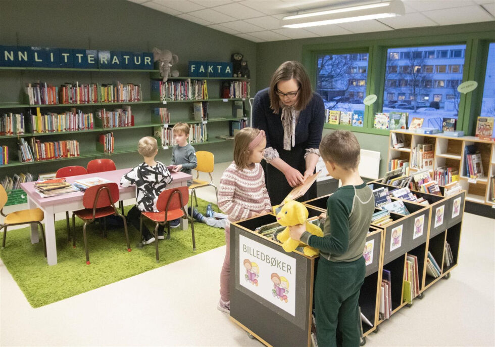 Elevene setter stor pris på å besøke Anette på biblioteket.
 Foto: Nærøysund kommune