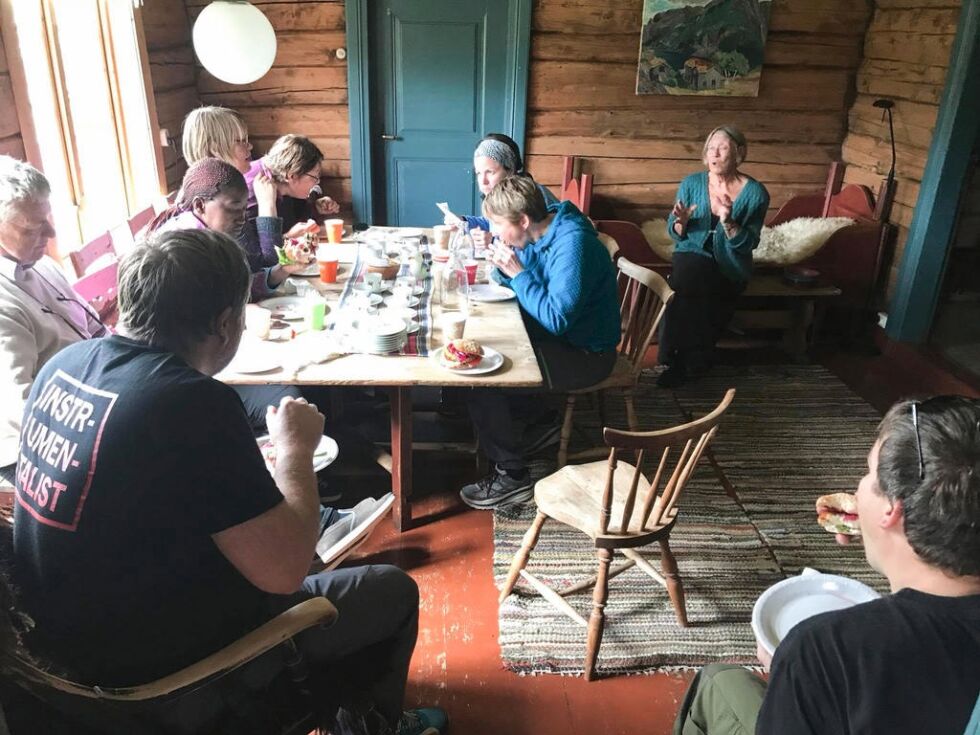 Tutta Laukholm (bakerst i bildet) åpner ofte opp heimen sin for besøk. Da forteller hun historien om livet i Reppa.
 Foto: Arkivbilde