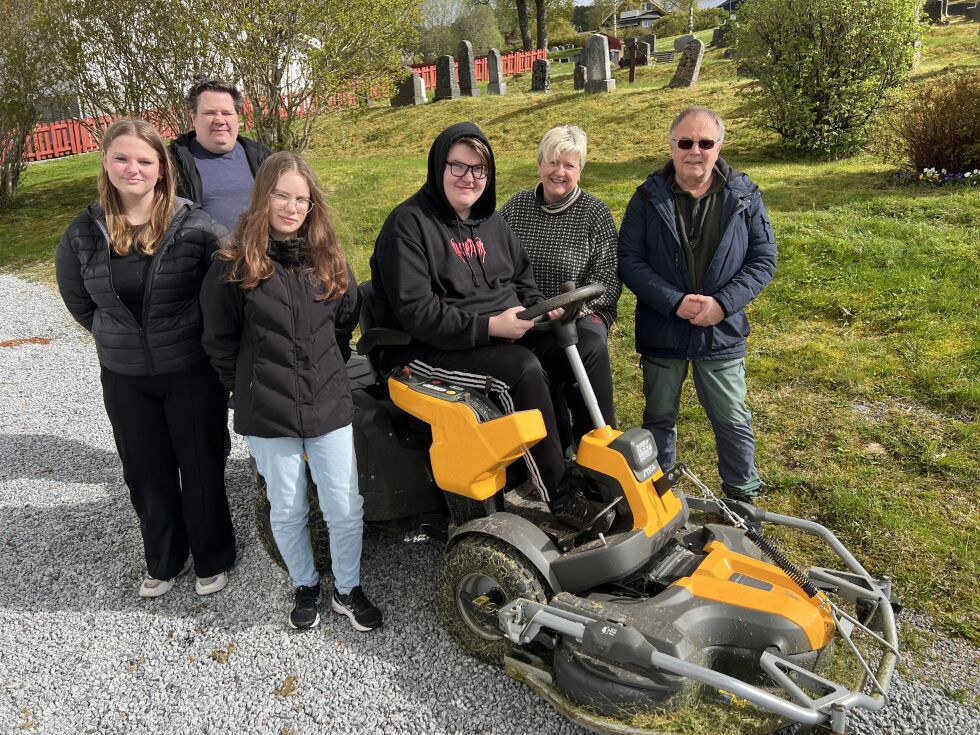 Plenklipping blir en av oppgavene. Vilde Røbergvik, Fredrik Skreddernes, Milly Øvereng, Jostein Kvalø, Lise Rødes og Arid Hestø.
 Foto: Lillian Lyngstad