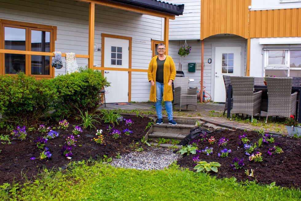 Avdelingsleder Grethe Kvisterø og resten av avdelingen har mange aktiviteter å tilby sine brukere, blant annet har de plantet disse blomstene og frisket opp hagen.
 Foto: Stine Vikestad