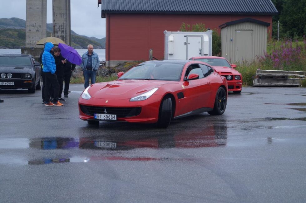2018 Ferrari GTC4 Lusso tiltrakk seg mange lange blikk. Lyden fra V12-motoren på 689 hestekrefter ble flittig omtalt. I bakgrunnen skimtes to biler av arten Ford Mustang.