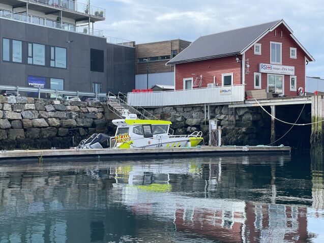 Politiet følger med på sjøen