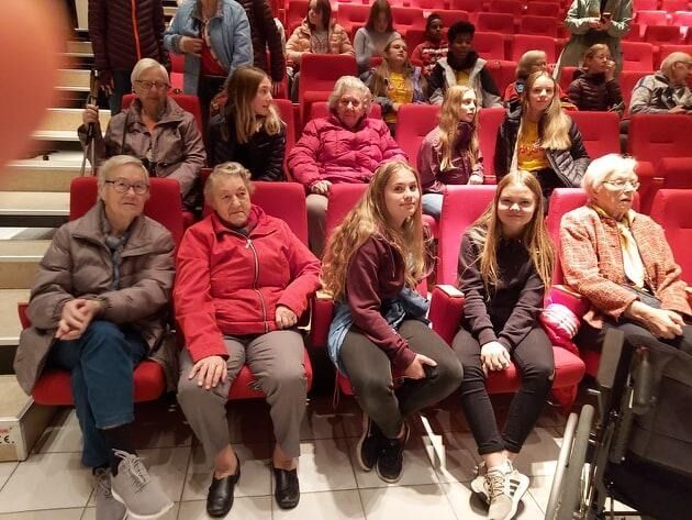 Unge og eldre gikk på kino sammen.
 Foto: privat