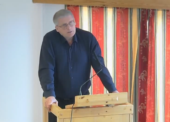 Knut Toresen fortalte om bruk av KI.
 Foto: Skjermdump Kommune-TV