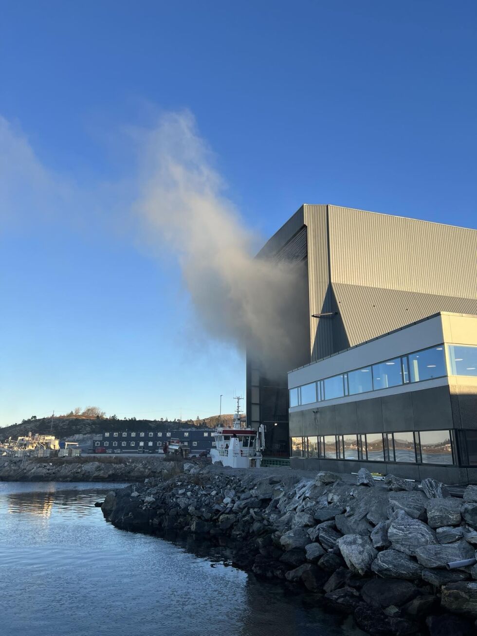 Brannen i ferja inne i Moen Verft sin tørrdokk i Ottersøy har blusset opp igjen.
 Foto: Knut Sandersen