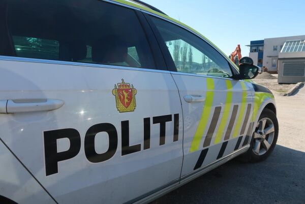 Bil med tre personer kjørte utfor veien på Gråmarka