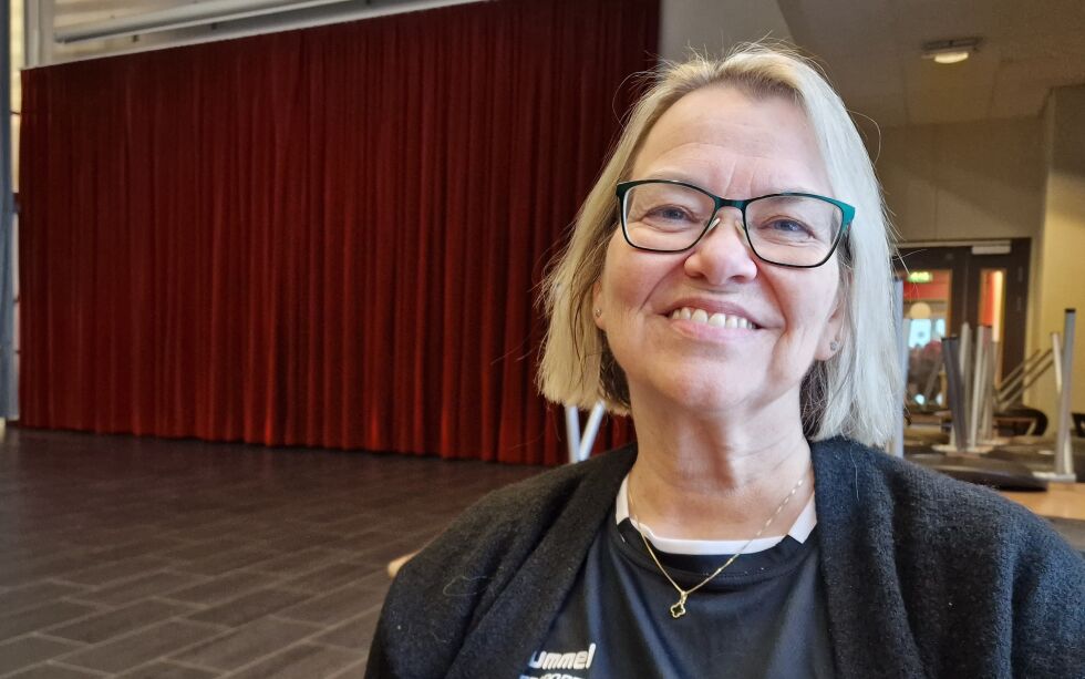 Kari Anne Risvik Strand lærer elevene på Rørvik skole å danse blant annet swing.
 Foto: Frank Jenssen.