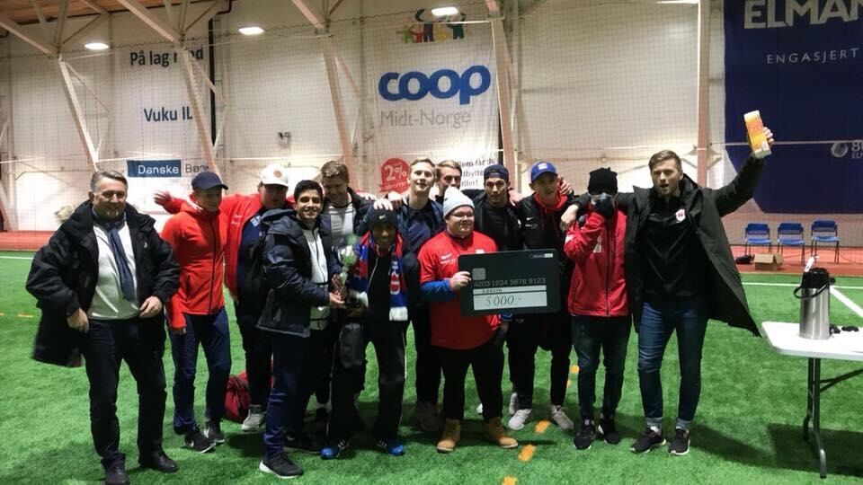 Her er spillere og trenere som var med på å ta med seg pokal og premie på 5000 kroner tilbake til Rørvik.
 FOTO: Rørvik fotball