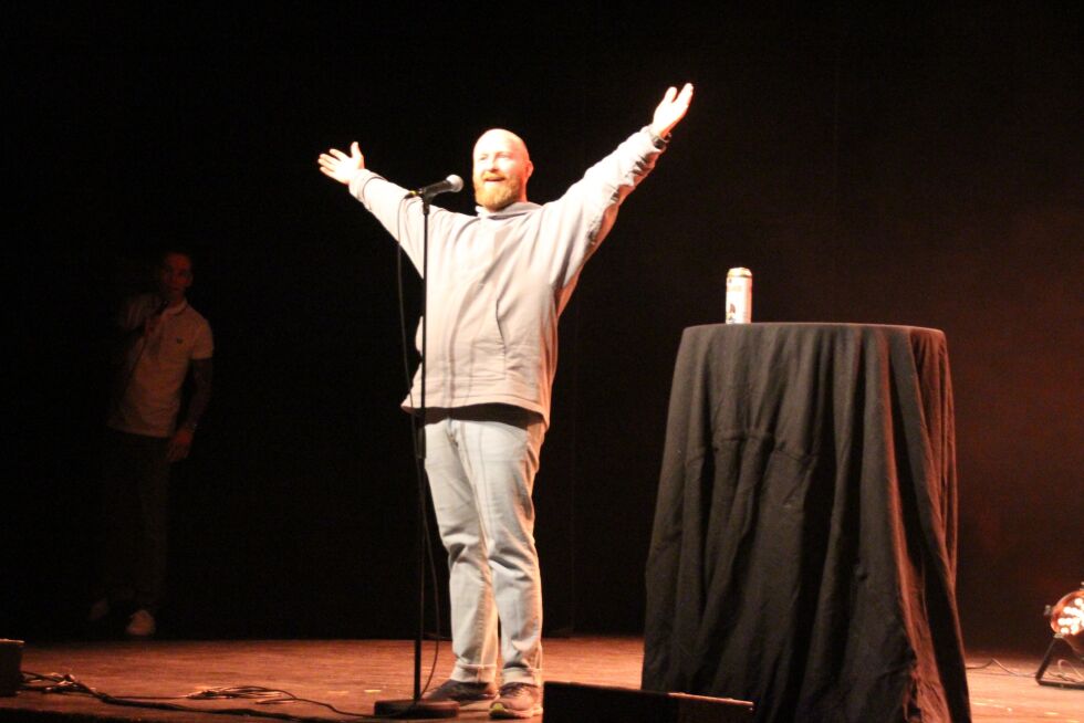Det var to opplagte komikere som entret scenen - her er Kevin Kildal i aksjon.
 Foto: Lillian Lyngstad