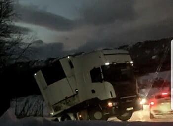 I Horvereidbakkan havnet en trailer for langt ut på kanten, og fikk etterhert assistanse fra Falck Redning ved Folla Auto.