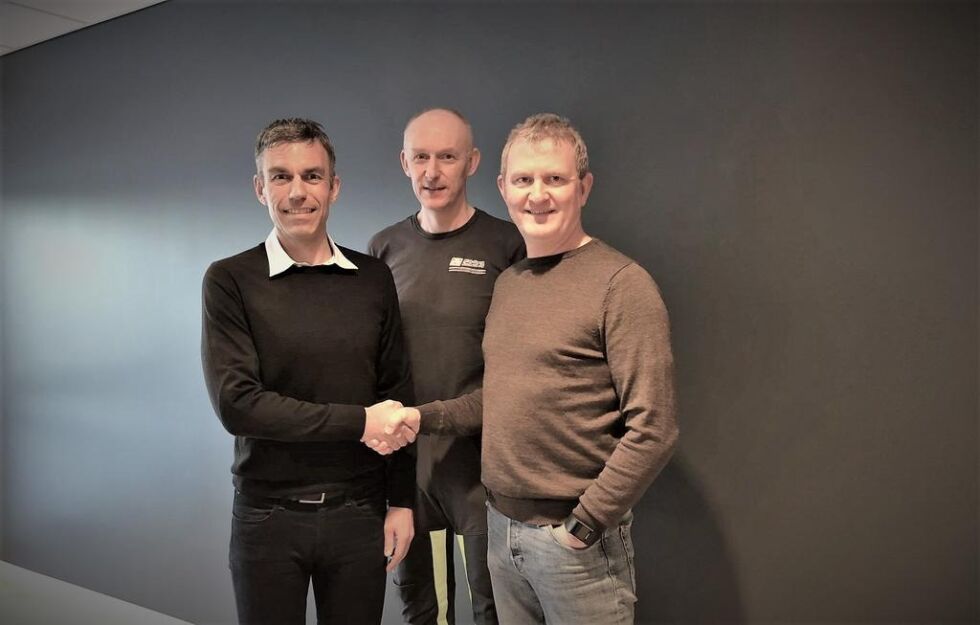 Styreleder Roald Dolmen (til høyre) og daglig leder Svein Oluf Øren (i midten) signerte sist torsdag avtalen som gjør adm.dir. Robert Hundstad (til venstre) og Nofitech til totalleverandør for det nye postsmoltanlegget som skal stå ferdig hos Osan Settefisk høsten 2021.
 Foto: PKOM