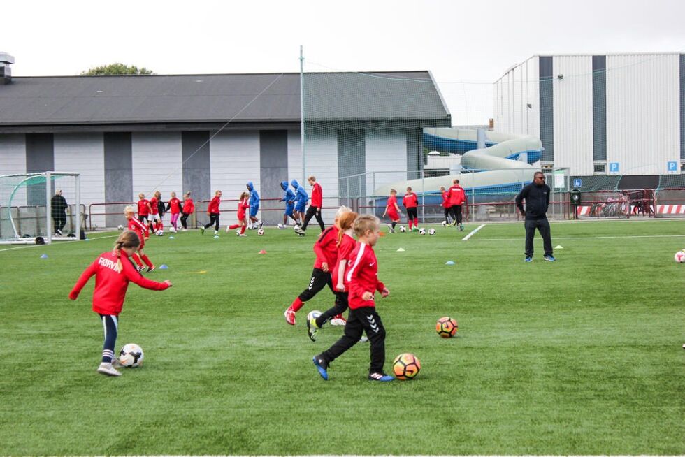Fotballskoleelevene fulgte instruksene nøye.