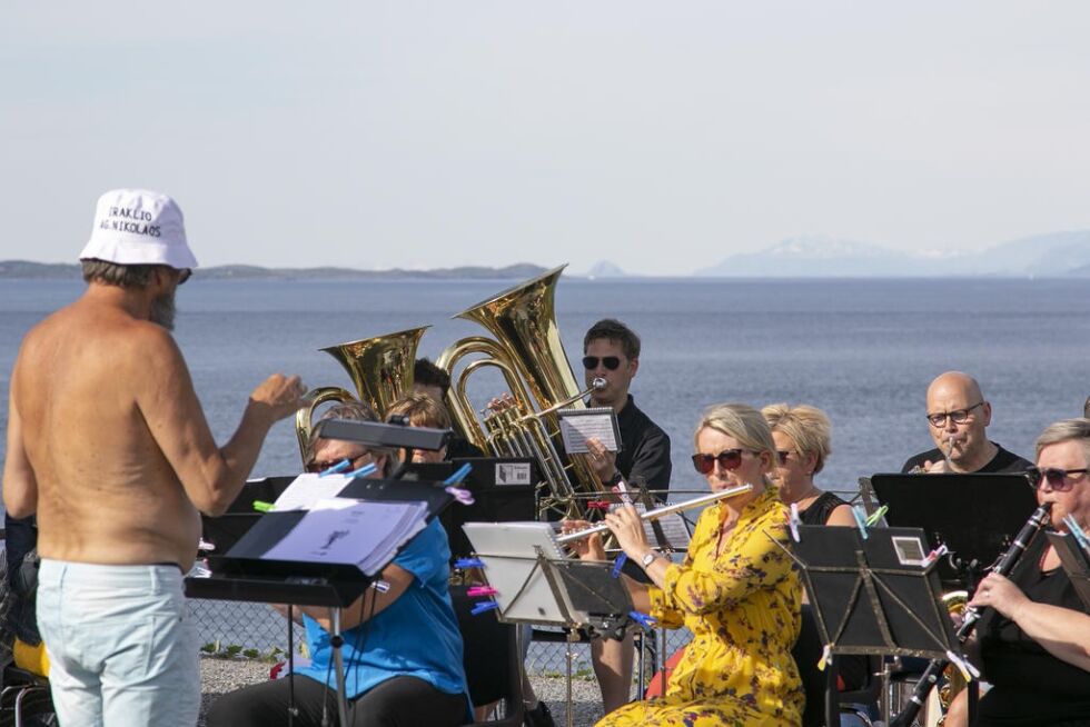 Med godt over 20 grader var det ikke rart at dirigent Kjell Stokland kastet skjorta før konserten begynte.