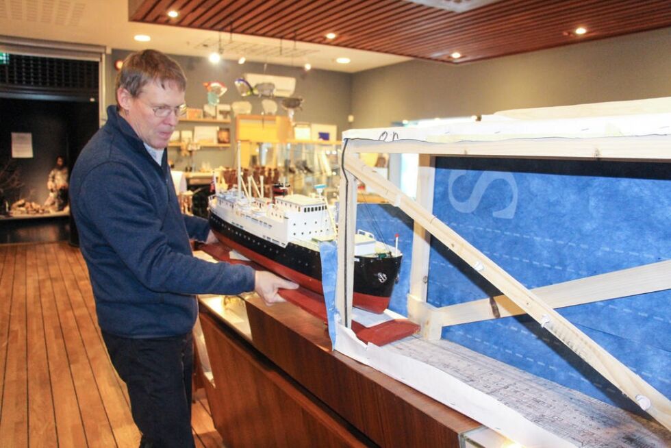Museumslederen pakker ut modellen.