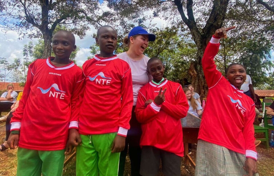 Fotballdraktene fra Rørvik skapte en enorm glede blant de afrikanske barna. Her er Elise sammen med noen av dem.
 Foto: privat