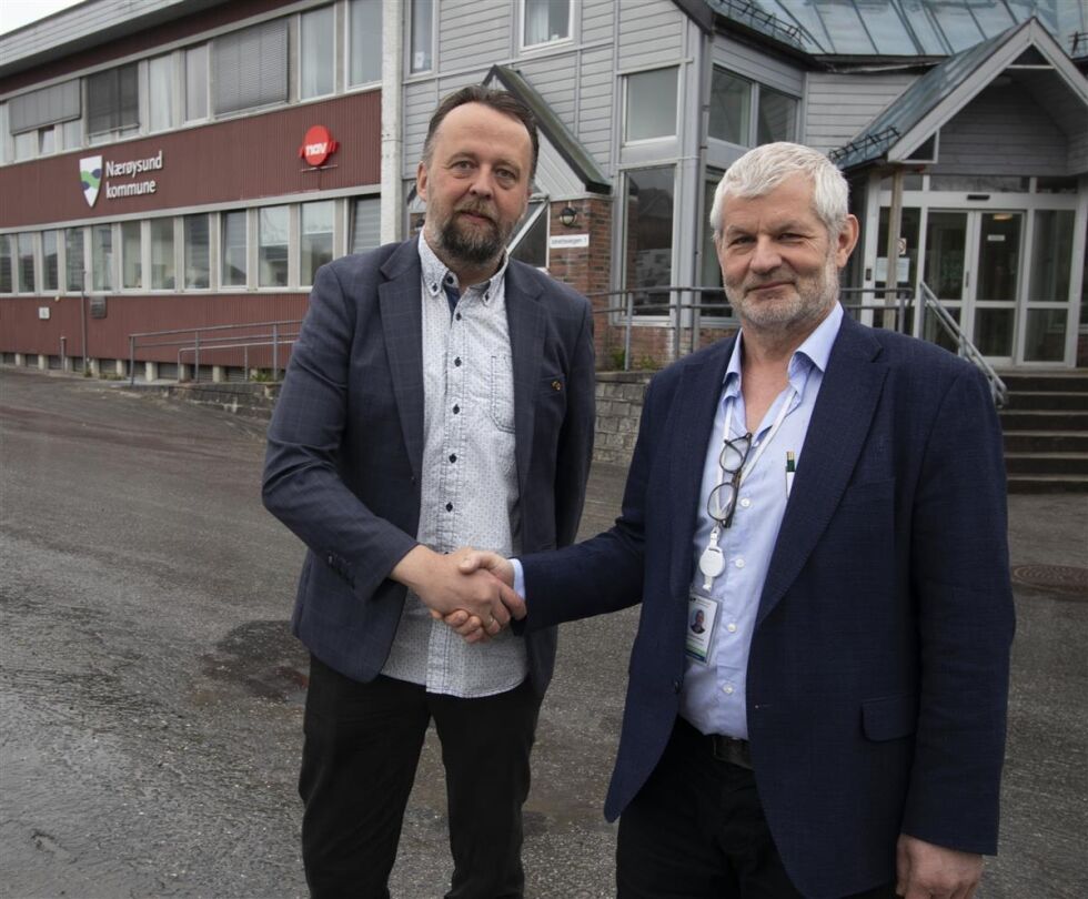 Kommunedirektør Karl Anton Swensen ønsker Terje Skomsvold velkommen "ombord".
 Foto: Nærøysund kommune