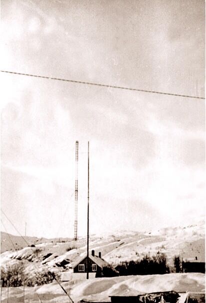 Mast i Rørvik fotografert under krigen.
 Bildet tilhører Kystmuseet i Nord-Trøndelag, Norveg.