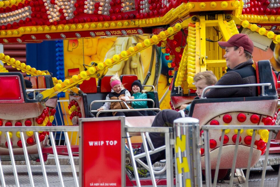 Noen karuseller går høyt, noen går lavt, og nesten alle går i rundt.
 Foto: Stine Vikestad