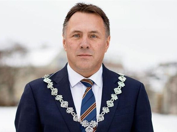 Sandvik blir forsvarsminister og Stoltenberg er "Back in business"