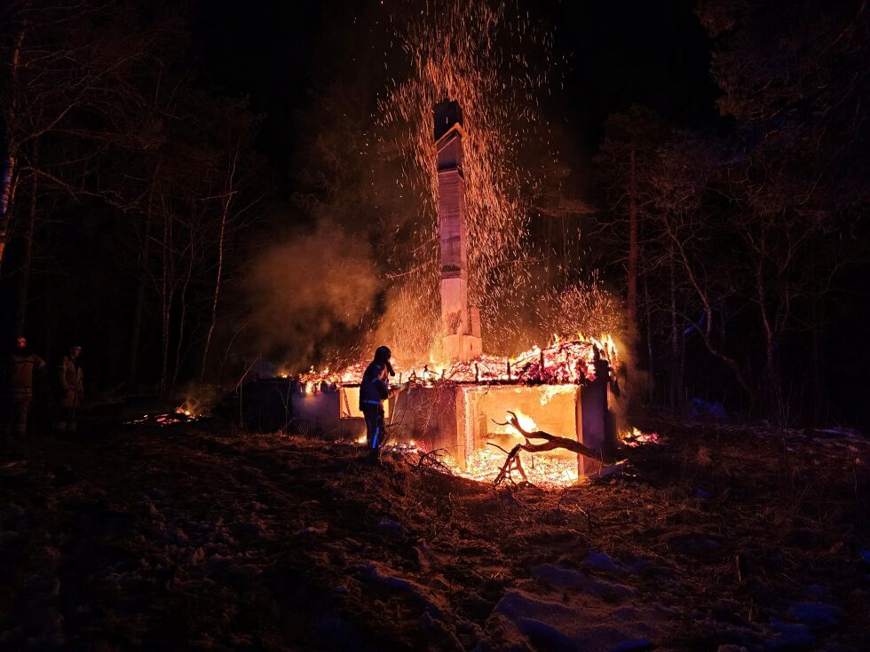 Det gamle huset ble brent ned i kontrollerte former.
 Foto: Nærøysund brannvesen