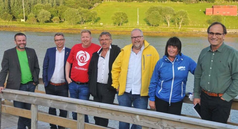 Gemytlig stemning blant deltakerne. Fra venstre Espen Lauritzen (SP), Terje Settenøy (Frp), Amund Hellesø (AP), Kjartan Tørum (SV), Knut Sandersen debattleder, Marit Dille (H) og Bjørn Ola Holm (V).
 Foto: Knut Grindvik
