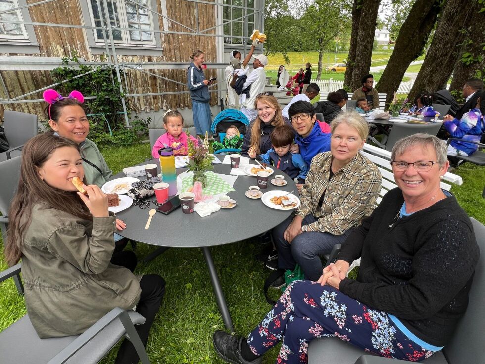 Koste seg i hagen: Zena Wao Hellesø, Gema Hellesø, Evy Wao Hellesø, Daniel Paasche Seo, May-Lise Paasche Seo, Jakob Seo, Jimmy Seo og Elin Paasche Brandtzæg.