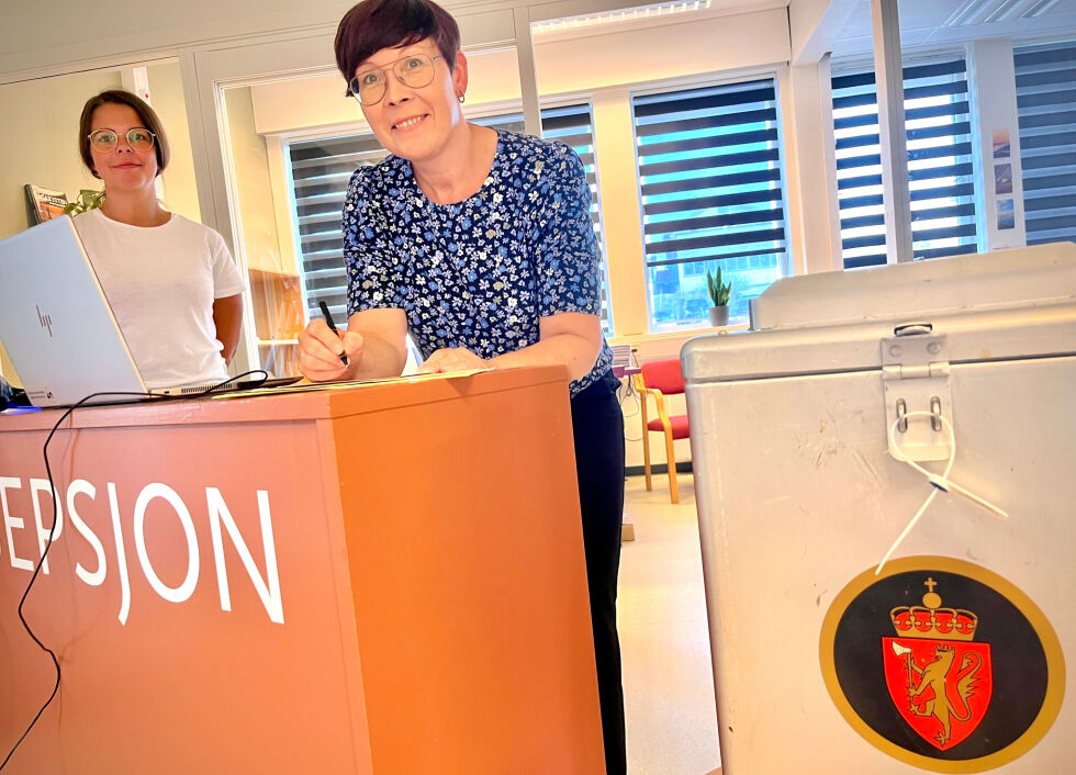 Marte Strøm og Anne Grete Moen tar i mot forhåndsstemmer ved servicetorget på Kolvereid.